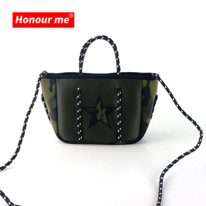 Borsa da Spiaggia in Neoprene Perforato Bestseller in Australia, Borsa a Tracolla Mini Pieghevole in Neoprene, Borsa Laterale - Product Image 5