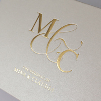 Invitations en acrylique transparent aux couleurs personnalisées Boîte d'invitation artisanale à couverture rigide en papier de luxe pour ruban blanc avec texte d'estampage en feuille d'or