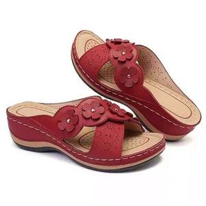 2025 nuevas sandalias de playa para exteriores con flores europeas y americanas para mujer, zapatillas de cuña sin cordones de gran tamaño, estilo Club, comodidad de verano - Product Image 6