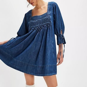 Robe en jean pour femme, simple, délavée clair, avec logo frontal, col en V profond, à lacets, à volants plissés, manches longues, coupe ample, décontractée d'été - Product Image 1