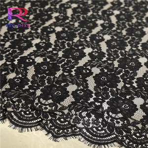 Tissu en dentelle de tulle de luxe à imprimé animalier infusé de paillettes avec revêtement anti-rayures pour tenues de soirée - Product Image 2