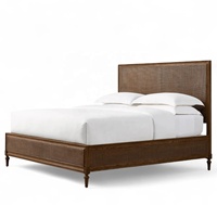 Lit plateforme king size en chêne massif sculpté à la main, style américain classique traditionnel, avec cannage et rotin naturels