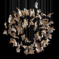 Firelux développe un luminaire suspendu doré en forme de fleur pour escalier de villa haut de gamme et luxueuse.