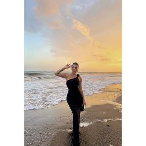 Traje de baño con detalles de rosas negras y estilo de vestido con lazo - Product Image 5