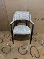Fauteuil ergonomique haut de gamme en tissu imprimé avec structure en fer forgé noir mat pour mobilier de restauration commerciale