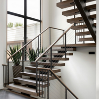 Escalier à un seul palier en bois et métal, structure à une seule poutre, villa moderne, intérieur