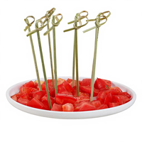 Wegwerp ecologische bamboe cocktailprikkers met hart- en bloemknoopdesign voor catering en evenementen