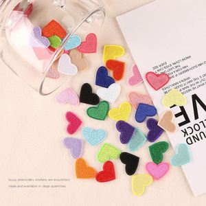 Petits patchs brodés en forme de cœur colorés, taille 2*2.6cm, en fer ou à coudre, pour sacs et vêtements, style Kawaii - Product Image 3