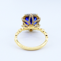 Bague Madonna en or jaune 14 carats poli miroir avec diamant bleu taille radiant et halo de diamants, Fourniture d'usine de joaillerie fine