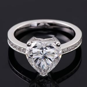 Produit tendance 	 Sertissage à griffes 	 Bague en or blanc 10 carats. Bague en moissanite certifiée, design unique pour la demande en mariage, bague d'amour - Product Image 2