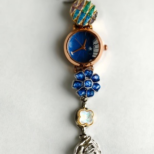 Bracelet-montre Zoryn Charm |   Montre à quartz pour femme avec cadran bleu profond, détails irisés, saphir, strass, perles faites à la main, 20 m - Product Image 6