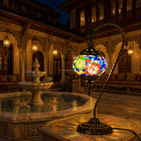 Lampe de table en mosaïque de verre en forme de cygne turc, fabriquée à la main à Marrakech