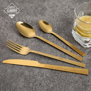 Vente en gros <span class=keywords><strong>de</strong></span> <span class=keywords><strong>couverts</strong></span> plats en acier inoxydable 410/13-0 plaqués or PVD, cuillère, fourchette, couteau à manche rayé, <span class=keywords><strong>couverts</strong></span> <span class=keywords><strong>de</strong></span> <span class=keywords><strong>table</strong></span> pour <span class=keywords><strong>restaurant</strong></span> - Product Image 1