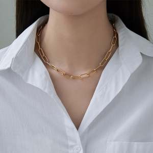 Cadena Básica Versátil de Acero Inoxidable Chapada en Oro de 18K, Collar Corto y Grueso para Otoño e Invierno, Accesorio para Abrigos y Sudaderas - Product Image 3