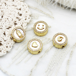 Perle d'espacement en cuivre micro-incrustée de coquillages, motifs Cœur, Étoile, Éclair, Visage Joyeux, trou horizontal, pour bracelet et collier - Product Image 1