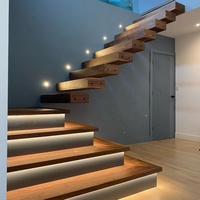 Escalier droit moderne CBMmart, style intérieur, couleur personnalisable, durable, avec rampes en acier galvanisé, forme en L