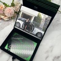 Dossiers d'invitation de mariage élégants faits main en velours noir avec feuille d'or verte, en acrylique et carton gris, artisanat de luxe personnalisé