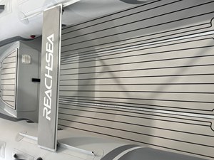 Bote Inflable Rígido REACHSEA UT360 con Casco de Aluminio en Gris Oscuro y Claro, con Ruedas Grandes y Toldo - Product Image 4