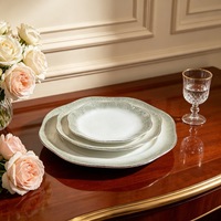 Service de vaisselle en porcelaine fine durable pour hôtels, collection de tasses et assiettes à motifs animaux, bordure dorée
