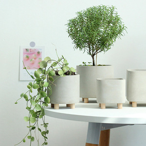 Maceta <span class=keywords><strong>de</strong></span> <span class=keywords><strong>cemento</strong></span> esmaltada <span class=keywords><strong>de</strong></span> diseño clásico moderno, maceta <span class=keywords><strong>de</strong></span> hormigón alto <span class=keywords><strong>con</strong></span> <span class=keywords><strong>patas</strong></span> <span class=keywords><strong>de</strong></span> <span class=keywords><strong>madera</strong></span> para plantas <span class=keywords><strong>de</strong></span> interior suculentas, paquete <span class=keywords><strong>de</strong></span> tamaño pequeño - Product Image 2