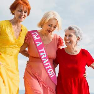 Écharpe « Je suis un traître » avec feuille irisée rose vif, pour les adieux, les déménagements, les changements de travail, les relocalisations, pour femmes ou hommes - Product Image 4