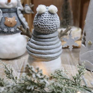 Scultura in Resina Effetto Intaglio a Legno di Natale: <span class=keywords><strong>Elefante</strong></span> Divino con <span class=keywords><strong>Uccello</strong></span>, Indossando un Maglione e Decorato con Fiocchi di Neve, Dipinto a Mano - Product Image 3