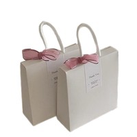 Sac cadeau en papier blanc avec ruban en organza, étiquette de remerciement, poignée en corde de coton portable, sac de transport pour cadeaux