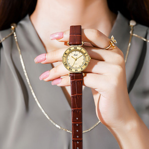 Reloj de cuarzo con correa de cuero negro y números romanos en tono dorado para mujer - Product Image 2