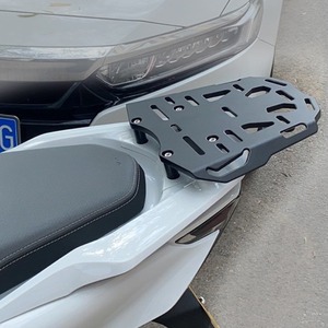 Portapacchi Posteriore in Alluminio XYRacing per Moto PCX150/PCX160, Installazione Universale Non Distruttiva - Product Image 2