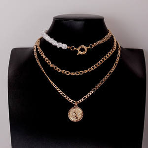 Collier à trois rangs de perles irrégulières tendance avec pendentif Reine en relief de rose pour soirée, couleur or et argent - Product Image 4