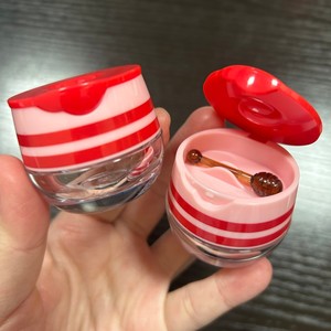 ISMAN Pot de <span class=keywords><strong>masque</strong></span> <span class=keywords><strong>pour</strong></span> <span class=keywords><strong>les</strong></span> lèvres de luxe 6g, motif rayé rose-rouge, pot à rouge à lèvres mignon avec applicateur spatule, en plastique, vente en gros, marque privée - Product Image 1