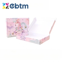 Boîte d'expédition en carton ondulé personnalisée. Papier kraft rose pour boîtes d'expédition de vêtements, logo personnalisé