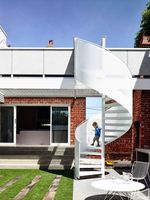 Pièces d'escalier en colimaçon personnalisées et durables pour villa, appartement, hôtel – Design moderne, connexion pilier, escalier intérieur quart de tour