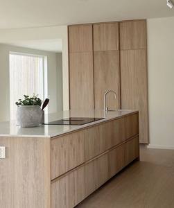 Armoire de cuisine minimaliste de style japonais CBMmart, finition en placage de chêne blanc avec <span class=keywords><strong>pierre</strong></span> naturelle Taj Mahal - Product Image 4