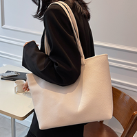 Sac fourre-tout pour femme en cuir véritable marron, couleur unie, fermeture ouverte, grande capacité, à porter à l'épaule pour un usage quotidien