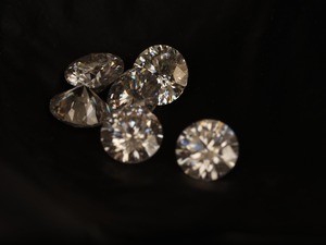 Moissanite synthétique (créé en laboratoire) blanc de 3 mm, taille ronde brillante (clarté VS-VVS), pierre précieuse pour bijoux - Product Image 4