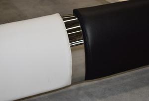 לבן פו עור מיטת מעוטר עם מבריק כרום רצועות - Product Image 4