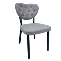 Chaise de salle à manger moderne en tissu capitonné gris - Dossier incurvé, pieds en métal noir pour les espaces de salle à manger élégants et modernes
