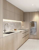 Meubles de cuisine contemporains ouverts de style artisanal, beige, sans poignées, avec appareils électroménagers intégrés, design antique, crédence en contreplaqué et évier