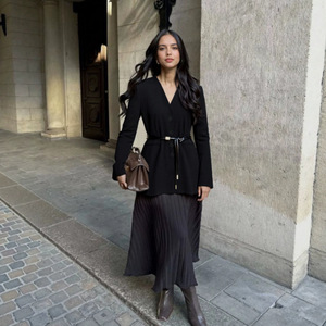 Manteau à col en V pour femmes, style européen et américain, noir, coupe ajustée, avec ceinture en métal, pour les déplacements quotidiens, Smlxl - Product Image 2
