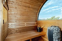 HELIUS Schwarze Moderne Outdoor-Fass-Sauna Maßgefertigte Installation 4-Personen-Dampfsauna Heizung Gecko-Steuerung