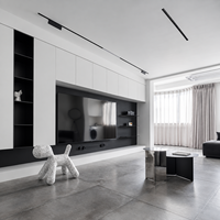 Meuble multimédia minimaliste avec panneau d'accentuation noir et rangement asymétrique pour espaces résidentiels contemporains