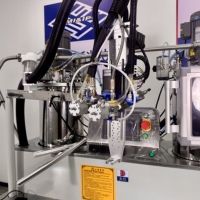 Machine de distribution et de scellement de colle robotisée en ligne à deux composants en silicone pour ligne de production industrielle automatisée