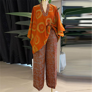 Completo Abbigliamento Africano Trendy da Donna: Blusa con Stampa Dolce, Scollo a V <span class=keywords><strong>e</strong></span> Maniche a Pipistrello <span class=keywords><strong>e</strong></span> Pantaloni a Gamba Dritta - Product Image 2