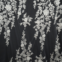 Tissu de robe de mariée brodé à la main blanc, motif floral, dentelle 3D, 100% polyester, double contrôle qualité