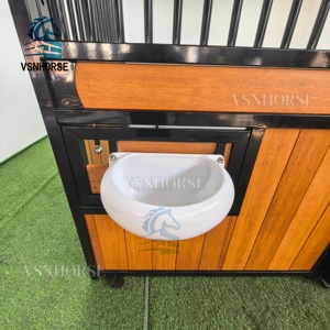 Tempat Makan Kuda Putar Presisi dari Aluminium dengan Mangkuk Makan Berputar untuk Profesional Berkuda - Product Image 3