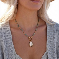Collier ras du cou pour femme en acier inoxydable avec pendentif coquillage naturel et perles, style sportif et élégant, luxe léger et haut de gamme