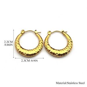 Boucles d'oreilles créoles imprimées plaquées or 18 carats de luxe Boucles d'oreilles créoles épaisses solides en acier inoxydable pour femmes - Product Image 5