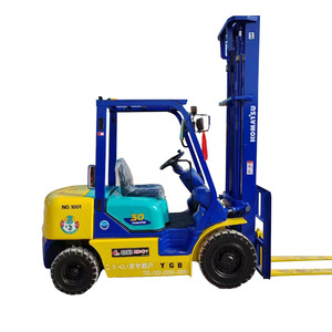 Chariot élévateur diesel Komatsu 3T d'occasion de 3 tonnes avec déplaceur latéral hydraulique, pneus pleins, mât à deux étages, commande assise - Product Image 1