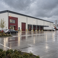 Entrepôt logistique préfabriqué en structure métallique avec bureau, bâtiment métallique à grande portée, quai de chargement multiple